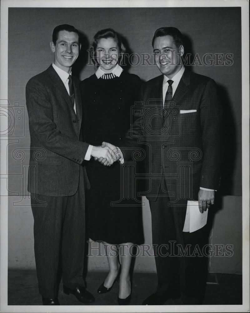 1958 Press Photo Johnny Carson Hosts "Do You Trust Your Wife?" - RSL43895 - Historic Images