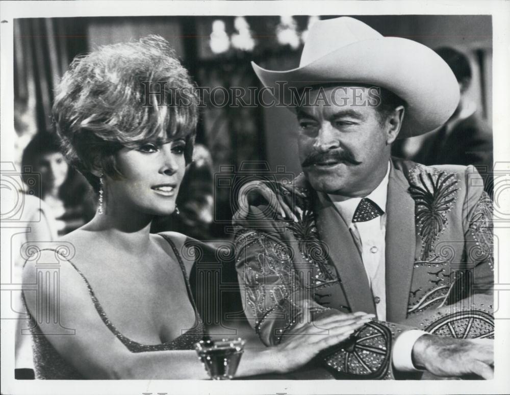 1977 Press Photo Bob Hope & Jill St John for "Eight on the Lam " - RSL00745 - Historic Images