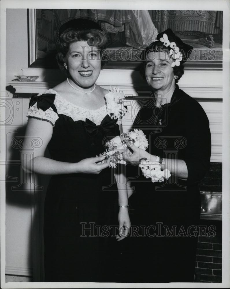 1961 Press Photo Brookline Auxiliary President Transfer Weiss Cole Installation - Historic Images