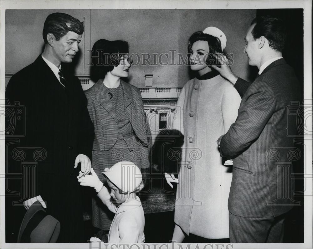 1961 Press Photo Gloria McGurl looks like Jackie Kennedy shown with wax figures - Historic Images