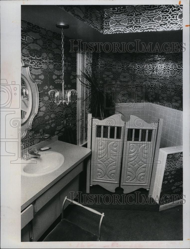 1971 Press Photo Walllace Barner Bath room decorations - RSL95059 - Historic Images