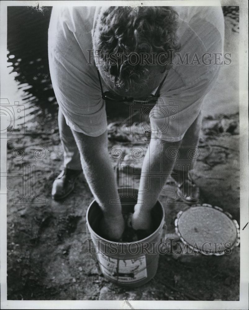 1976 Press Photo Sft Chester Hachs Preserving Gun Used to Murder Dr Mohoney - Historic Images