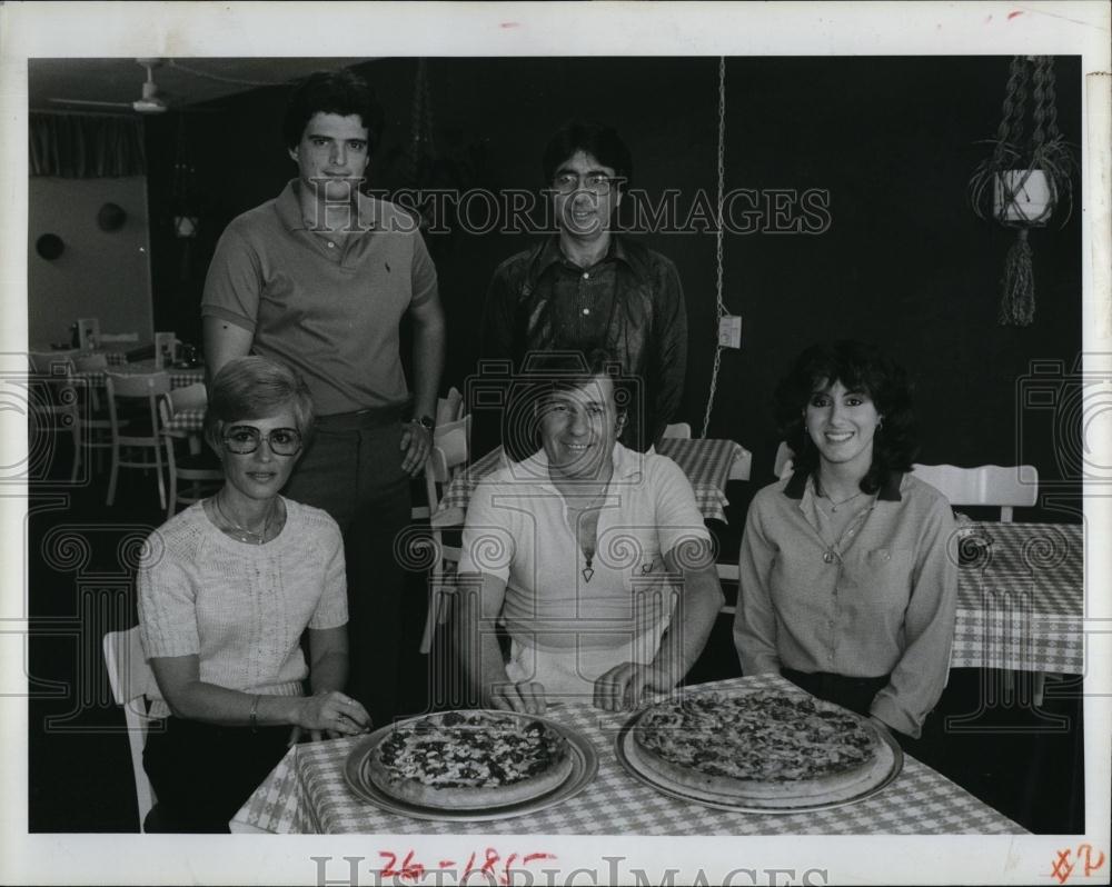 1992 Press Photo Connie Andreson &amp; John Gherzu, owners of Petrodinos restaurant - Historic Images