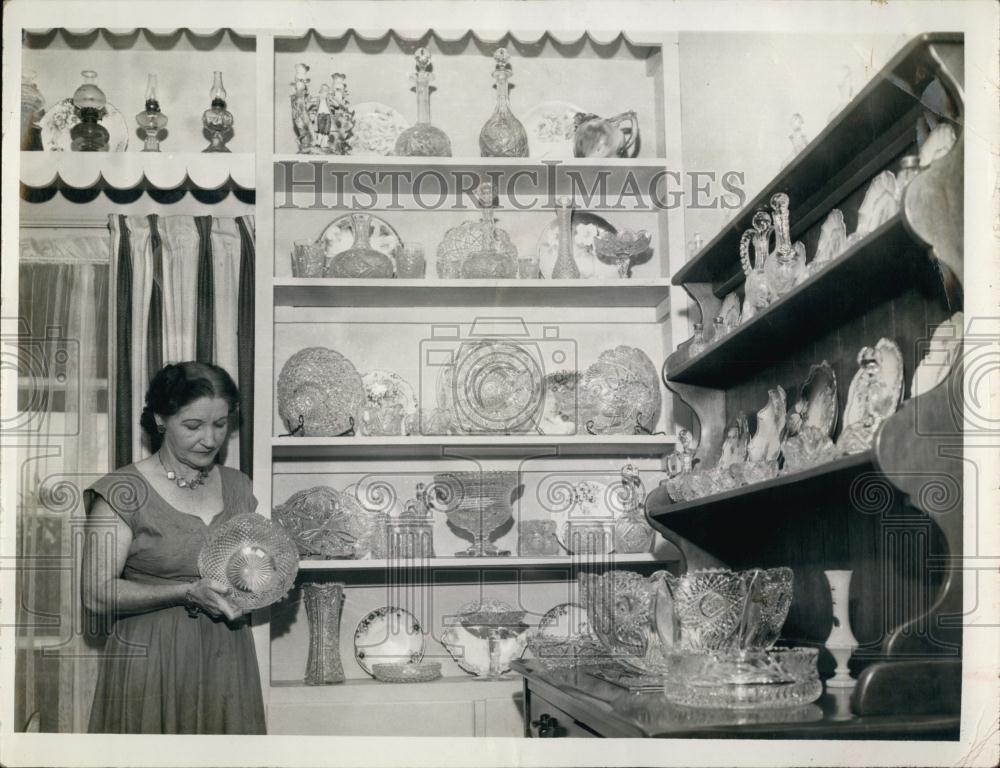 1960 Press Photo Belliare Beach Glass Collections - RSL67525 - Historic Images