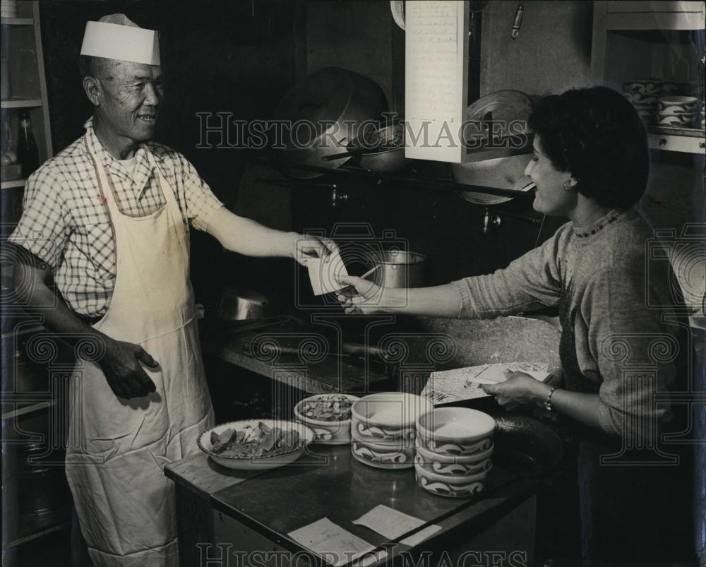 1954 Press Photo Mr, Mrs Charles Tin, Chinese Food Restaurant - RSL98873 - Historic Images