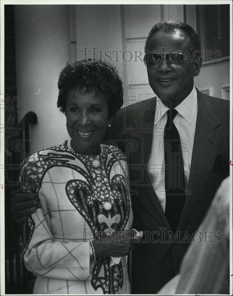 1991 Press Photo singer actor Harry Belafonte and 2nd wife Julia at Tufts - Historic Images