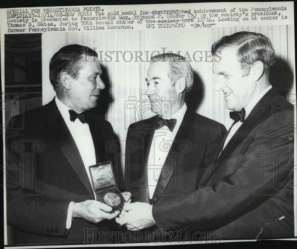 1968 Press Photo GovRaymond PShafer of Pennsylvania received gold medal - Historic Images