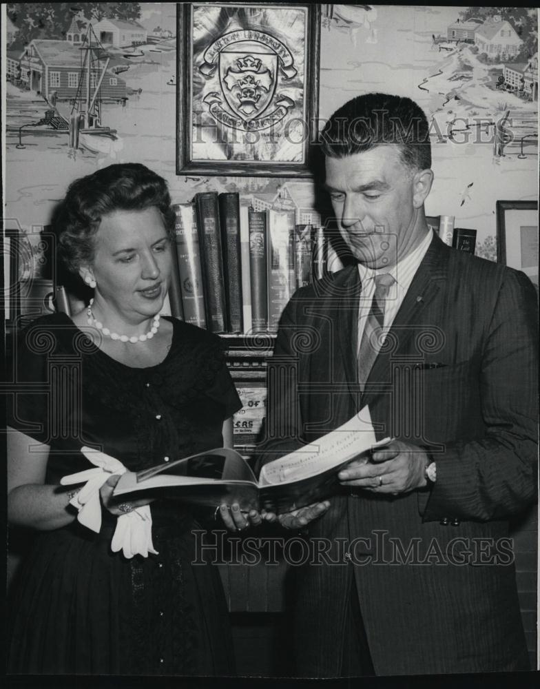 1959 Press Photo Boston University Alumni Club Randall Weeks Ruth Bailey - Historic Images