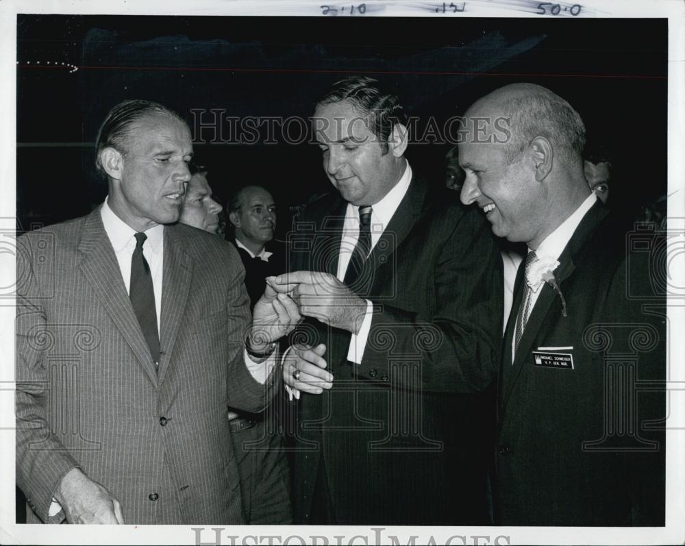 1969 Press Photo Paul Sonnard Michael Schweiger Hotel Executives Gov Sargent - Historic Images