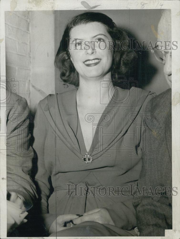 1948 Press Photo Mrs Sonya Logan in a pretty dress - RSL03953 - Historic Images