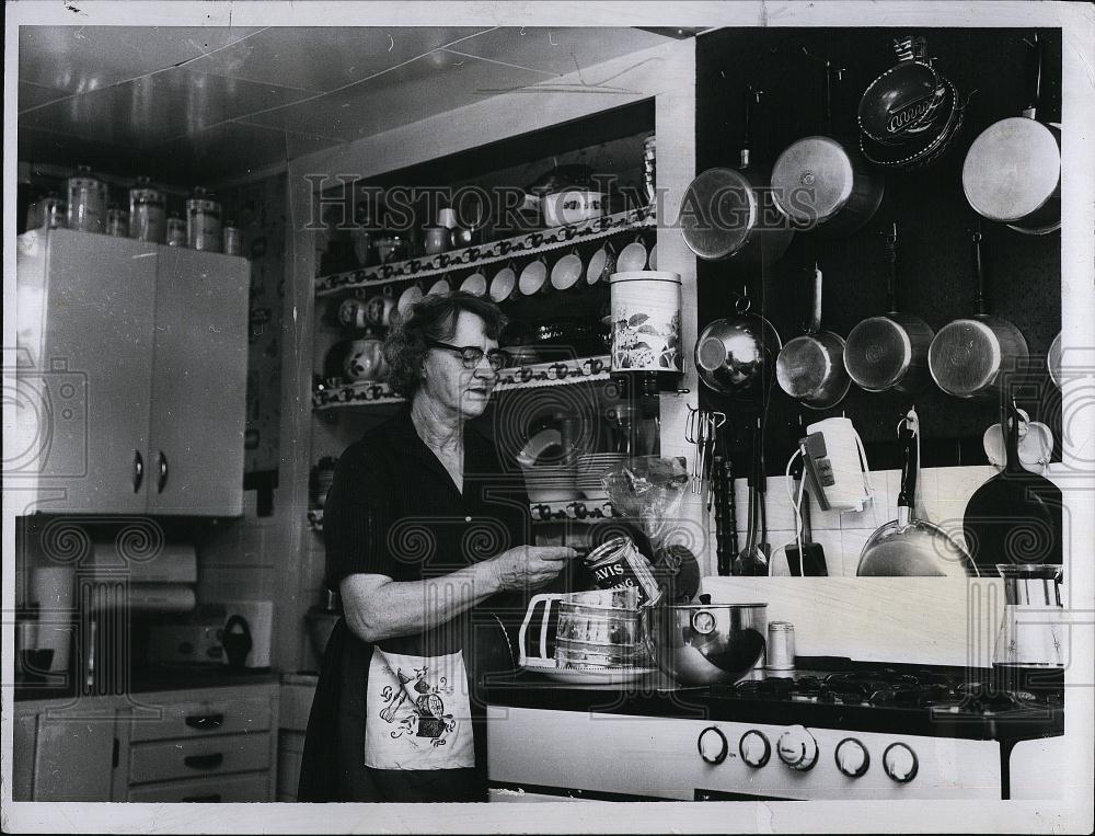 1964 Press Photo Mrs Vesta B Starrett Cook Of Week NH Woman - RSL90867 - Historic Images