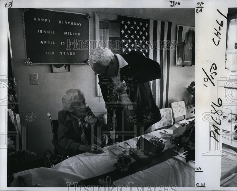 1977 Press Photo Mrs Jennie Gurney Miller turns 100 & New Port Richie mayor Mill - Historic Images