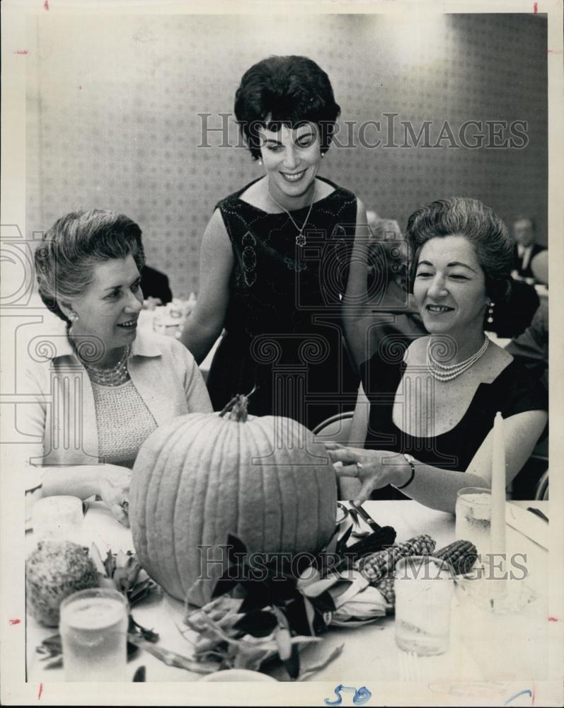 1964 Press Photo Mrs Sam Cohen Mrs Irwin Miller Mrs David Wellens Plan Dinner - Historic Images