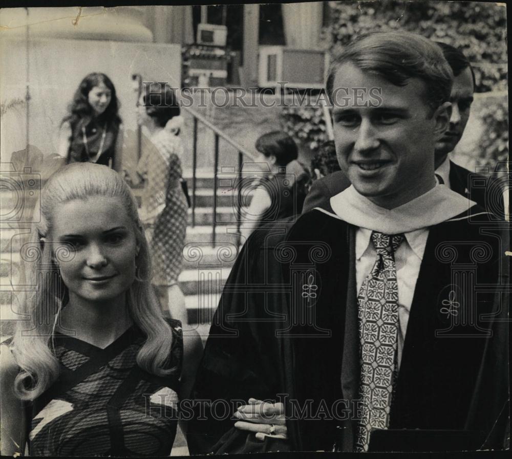 1977 Press Photo Tricia &amp; Edward Cox at Harvard Law School - RSL07977 - Historic Images