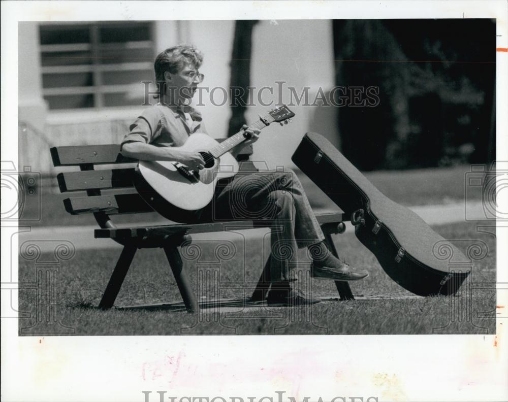 1985 Press Photo Jeff Davis Plays Guitar on Lunch Break - RSL69665 - Historic Images