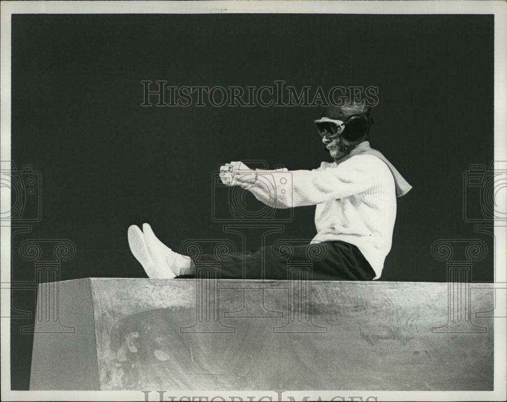 Press Photo Actor Pat Mckenna stage performance seated with hands in front - Historic Images