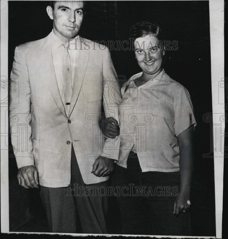 1961 Press Photo Mildred Weaver Assault Hostages Detective Elwyn Harmon Jail - Historic Images