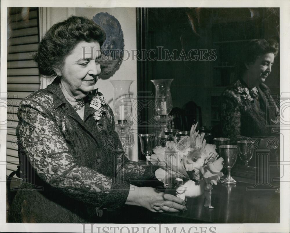 1949 Press Photo Mrs Cullen Thomas Arrived in Dallas to Visit Niece - RSL67765 - Historic Images