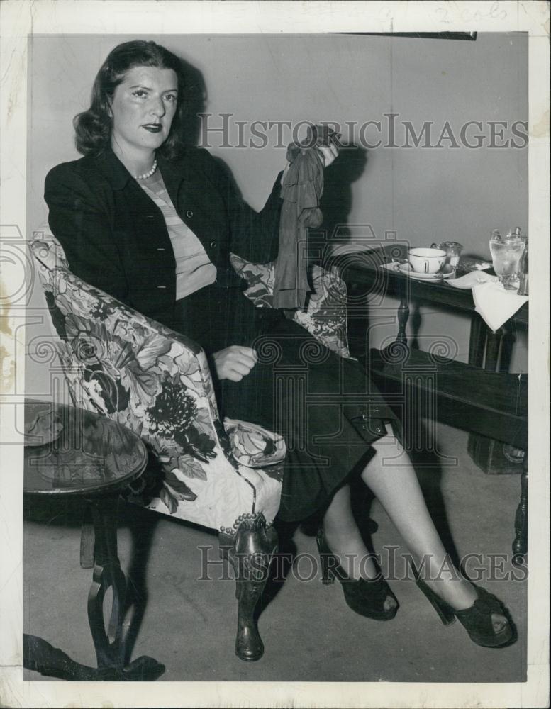 1948 Press Photo Sonya Lowe wife of theatre magnate - RSL03999 - Historic Images