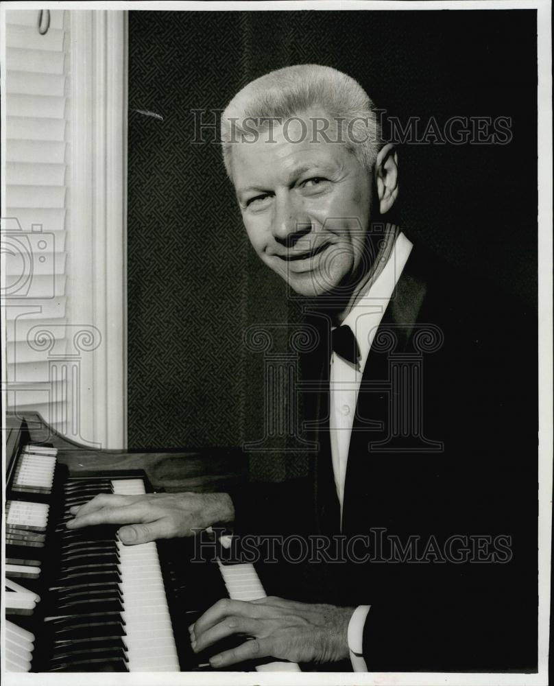 1964 Press Photo Pianist Buddy Johnson At The Outrigger Inn - RSL61533 - Historic Images