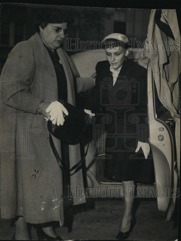 1956 Press Photo Murder Suspect Lorraine Clark Arriving For Grand Jury Trial - Historic Images