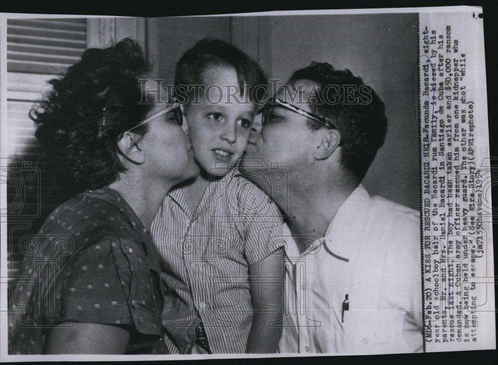 1954 Press Photo Heir Facundo Bacardi of Bacardi Rum kissed by her parents - Historic Images