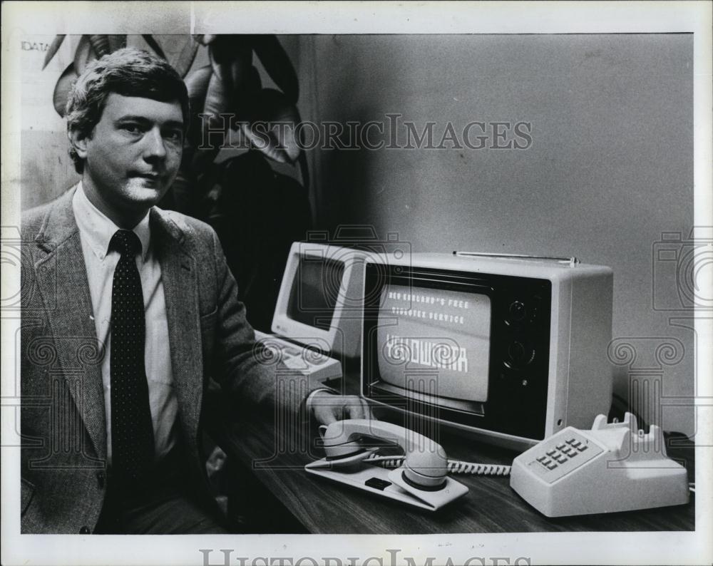 1985 Press Photo Richard Koch and new "Tex" phone hookup - RSL86033 - Historic Images