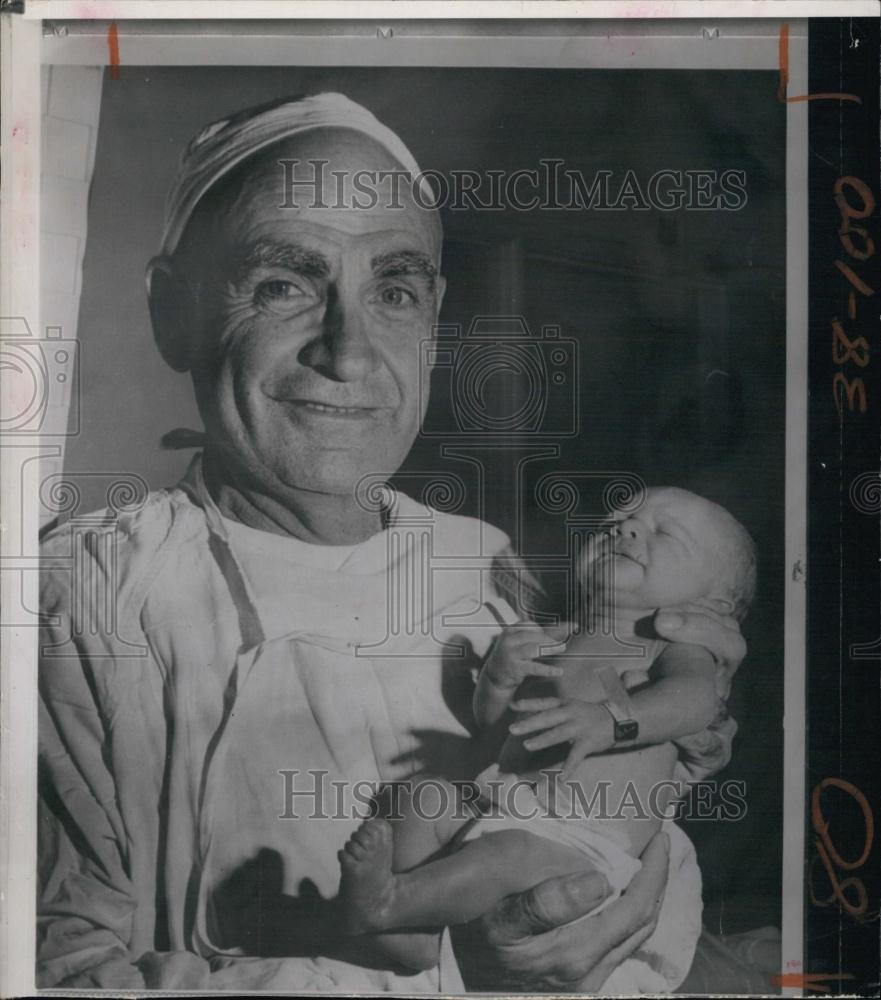 1969 Press Photo Dr Sackett, Hospital, Baby, Death With Dignity Bill, Florida - Historic Images