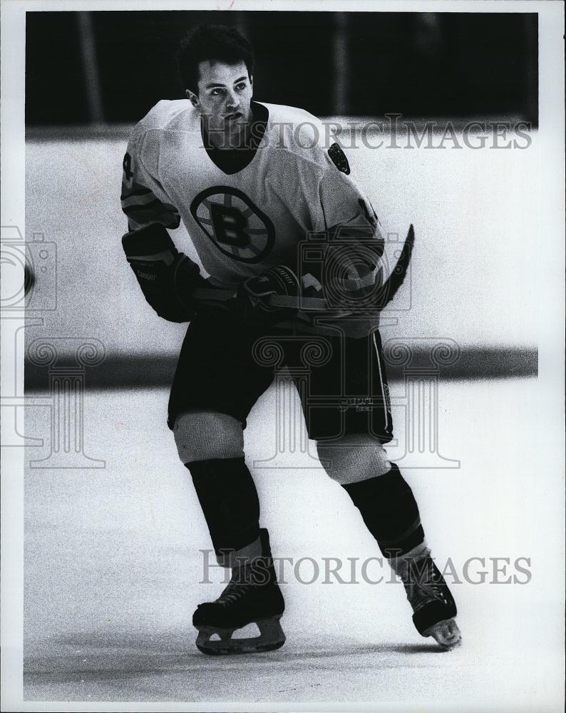 1995 Press Photo Actor Mathew Perry in Bruin Jersey - RSL81491 - Historic Images