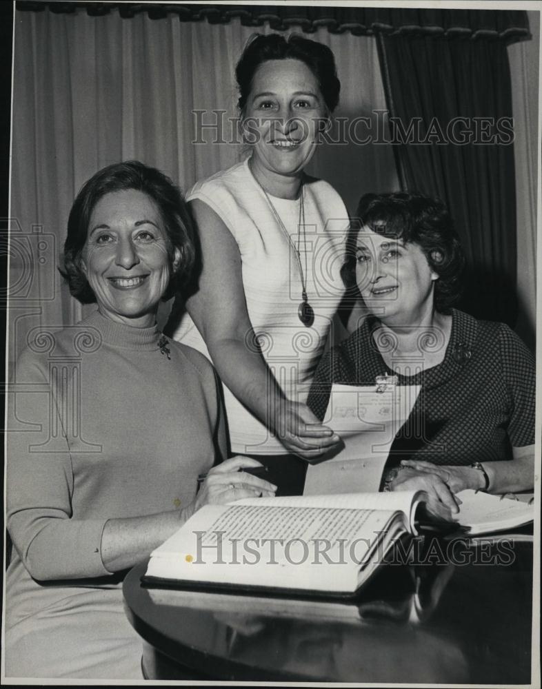 1947 Press Photo Mrs Louis Weinsten Mrs Gherado J Gherardi med faculty meet - Historic Images