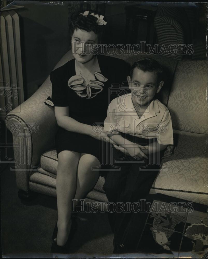 1943 Press Photo Mrs Hollie Joseph Tiedemann, Son Hollie Jr - RSL91223 - Historic Images