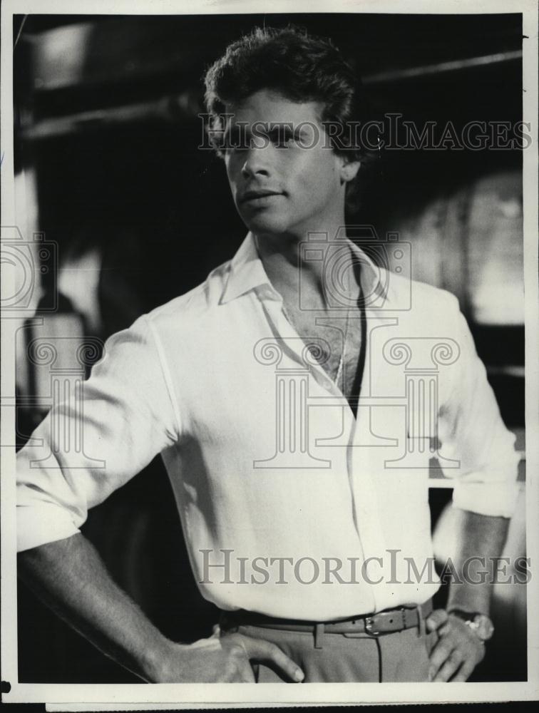 1982 Press Photo Lorenzo Lamas Falcon Crest Television Actor - RSL44507 - Historic Images