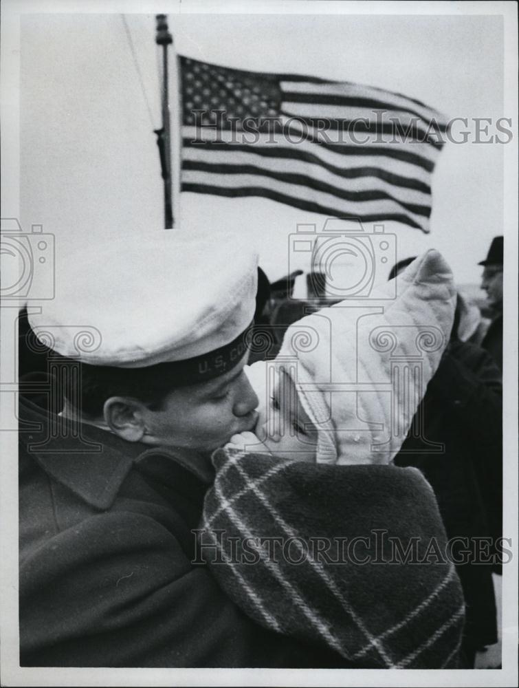 1968 Press Photo Coast Guard Seaman Tony Souza kisses his baby Patricia Ann - Historic Images