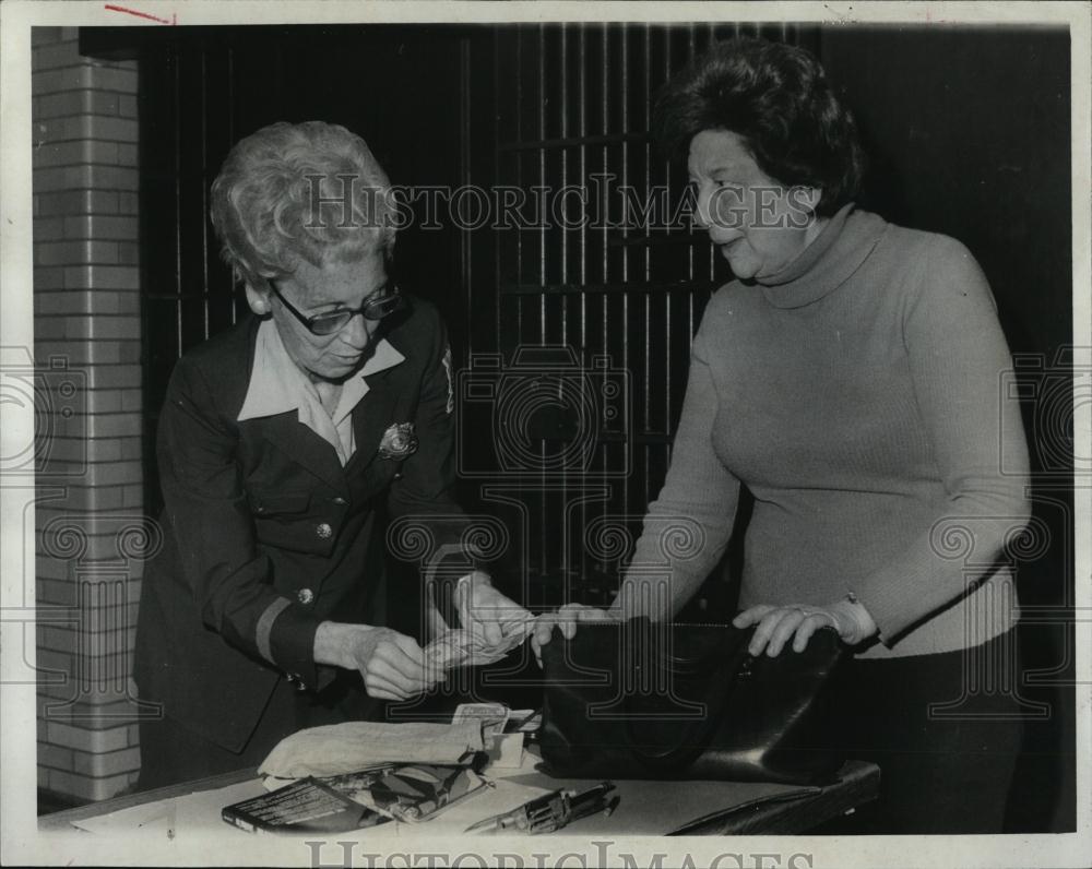 1975 Press Photo Matron Mary Babcock &amp; a prisoner - RSL08065 - Historic Images