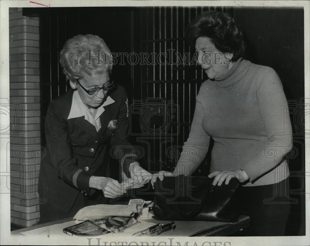 1975 Press Photo Matron Mary Babcock & a prisoner - RSL08065 - Historic Images