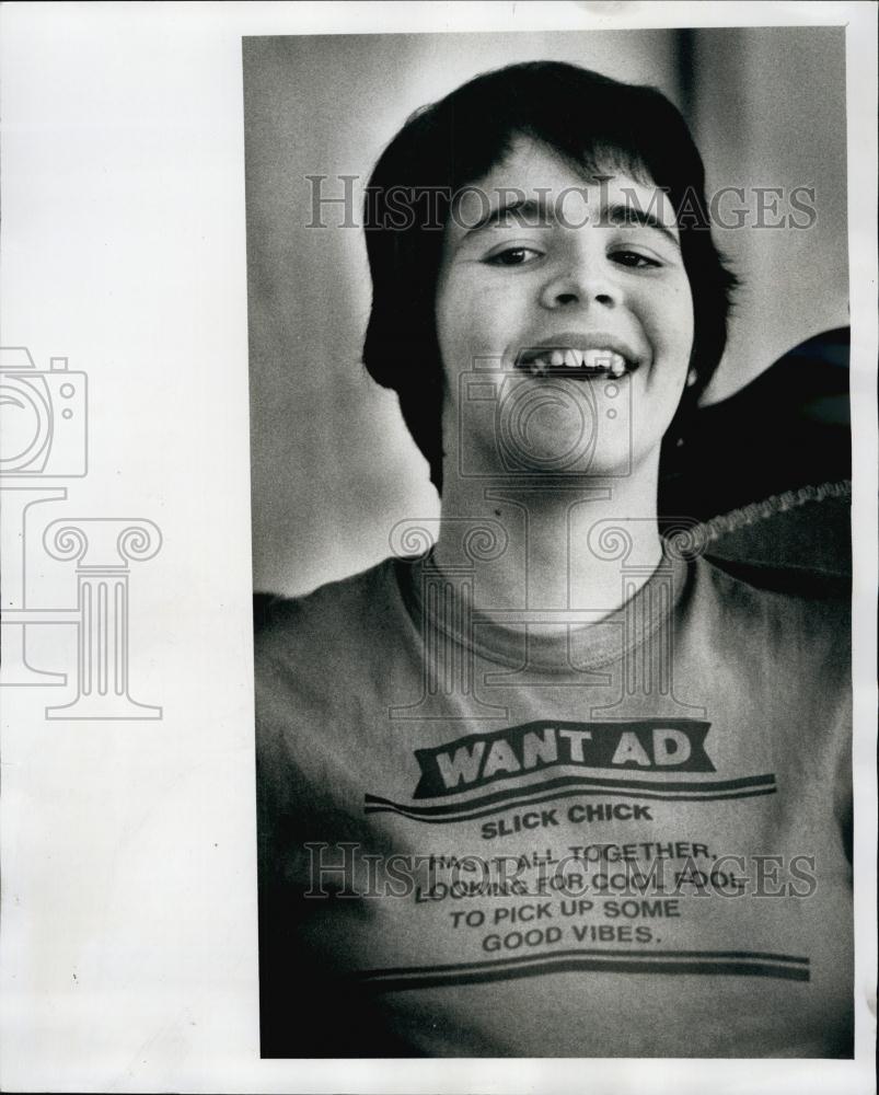 1979 Press Photo Peggy Knouse Wearing T-Shirt That Tells All - RSL59257 - Historic Images