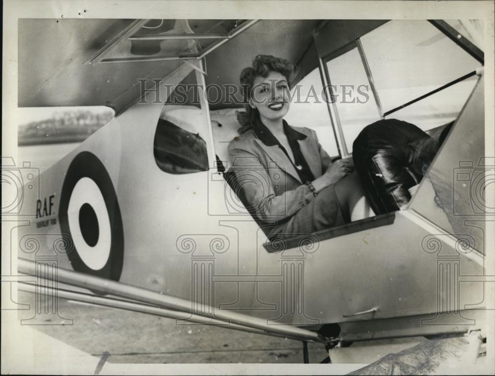 1941 Press Photo Nancy Bertelsen now Mrs Luciano in her plane - RSL89297 - Historic Images