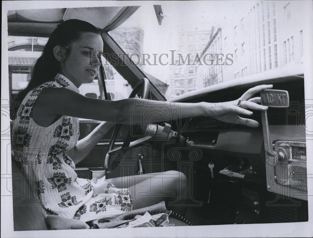 1969 Press Photo Boston teacher Laurie Knowles drives a taxi in summer - Historic Images