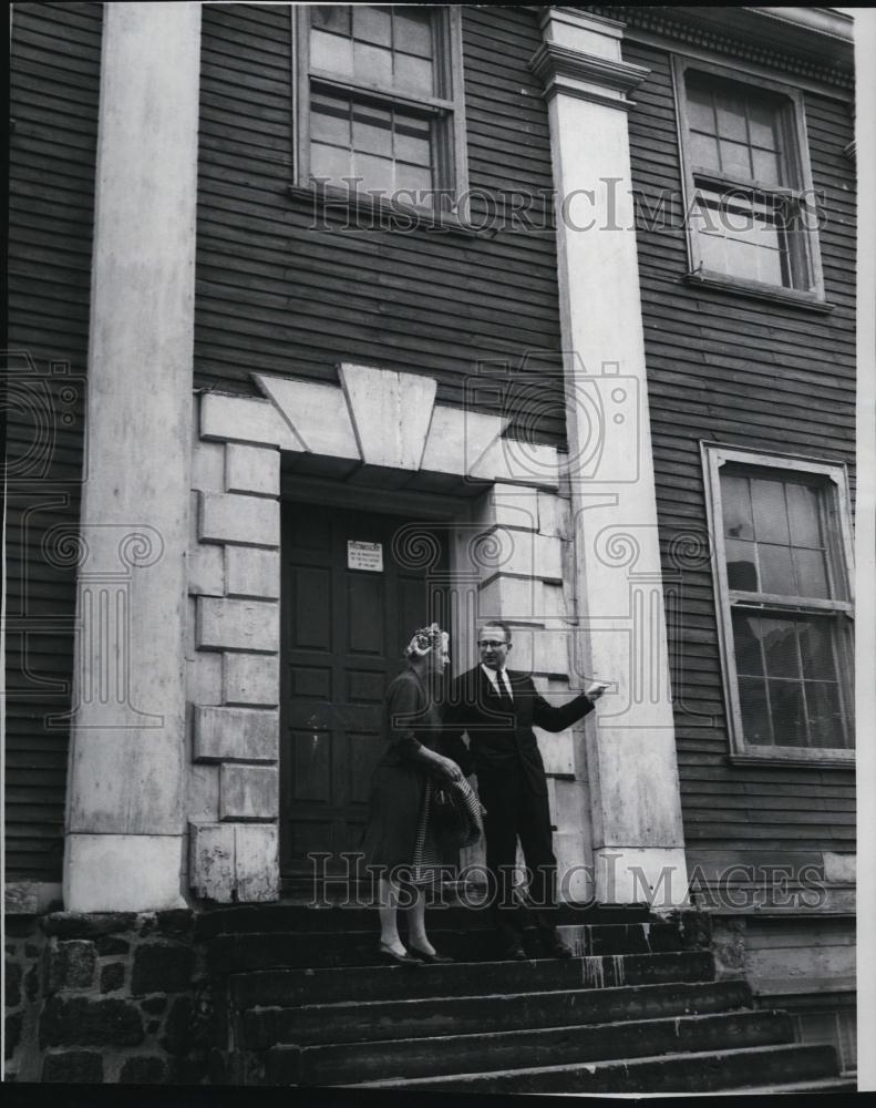 1965 Press Photo Mrs George Colket &amp; Appleton Weld At Historic Landmark - Historic Images