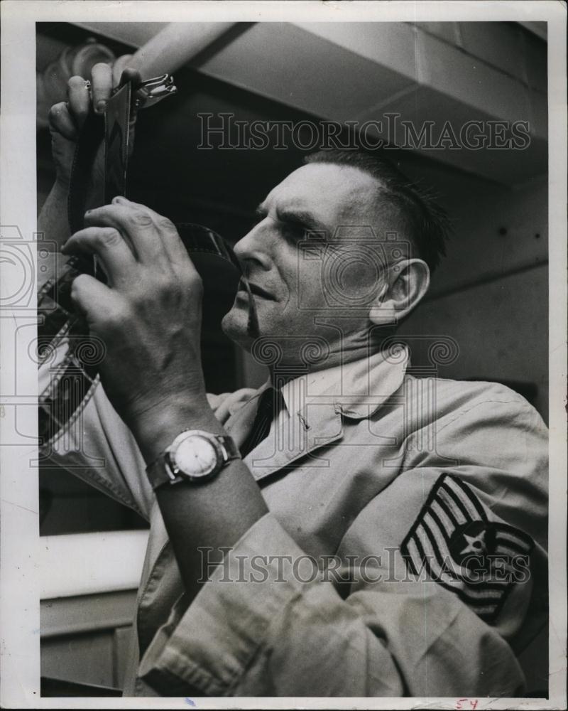 1965 Press Photo Photographer Norm Zeisloft, Retired Air Force Master Sargeant - Historic Images