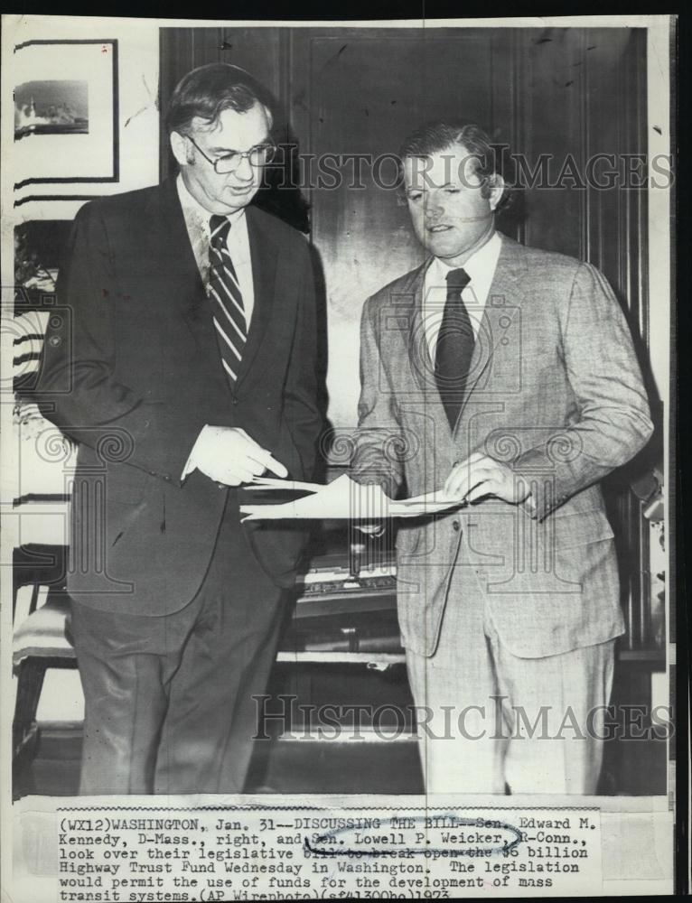 1973 Press Photo Sen Edward MKennedy and Sen Lowell P Weicker - RSL42315 - Historic Images