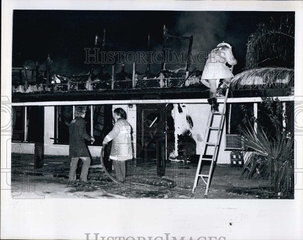 1977 Press Photo House in front of marina destroyed in fire - RSL69029 - Historic Images