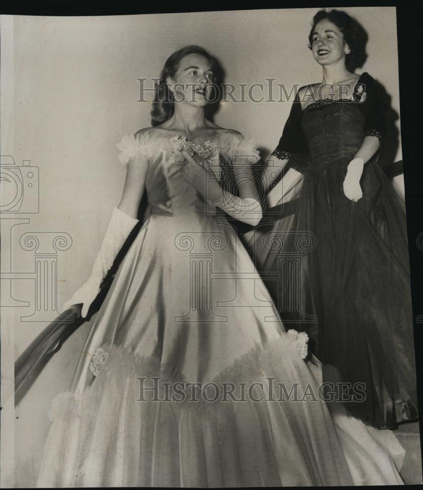 1953 Press Photo Mrs,Paula JBurs and Frances Mullin model the fall fashion show - Historic Images