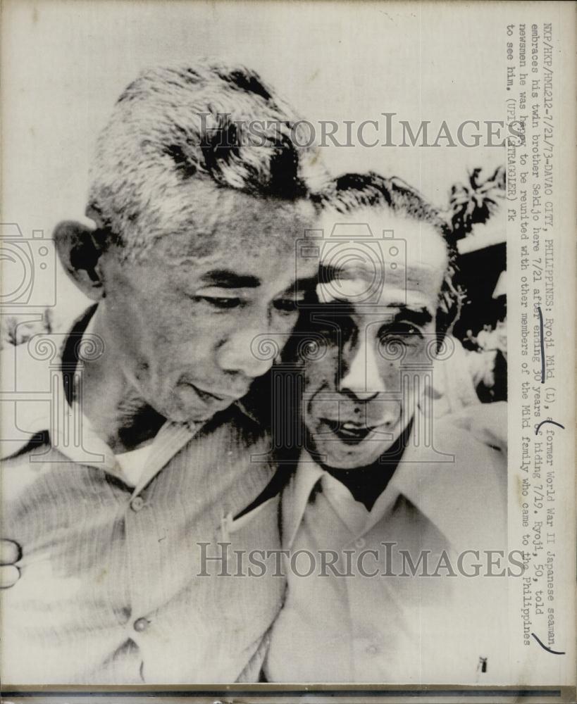 1973 Press Photo Ryoji Miki former Japanese seaman hug by his twin brother - Historic Images