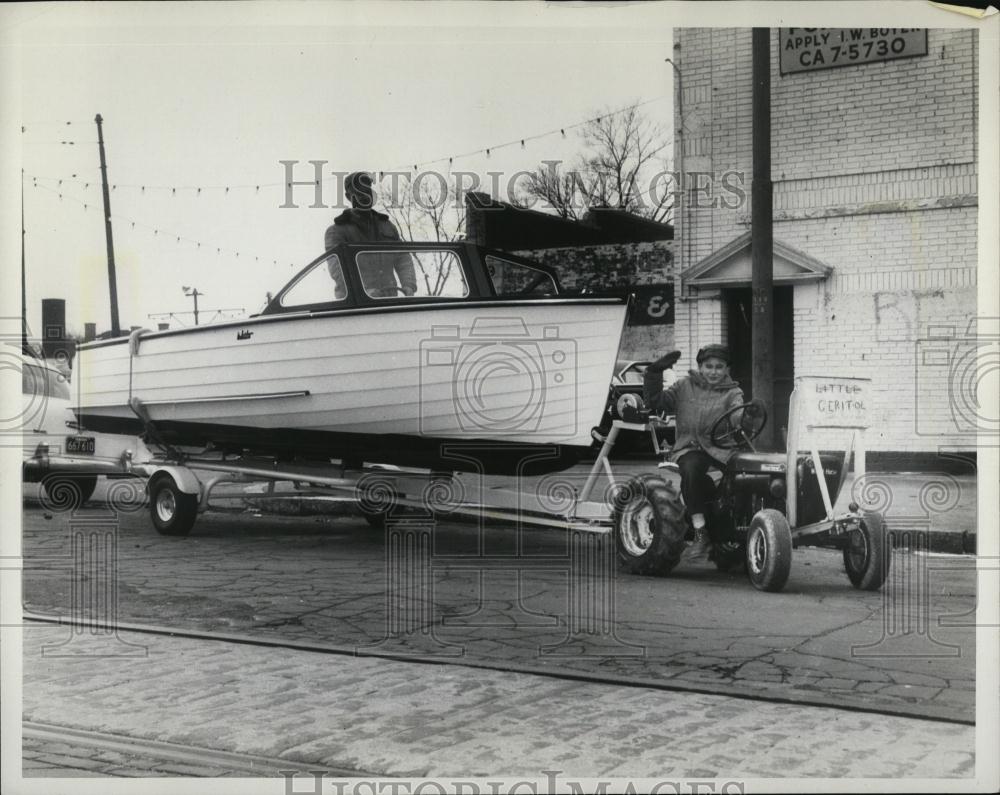 1959 Press Photo Eben Townes Jr tows dad's boat with midget race car - RSL39189 - Historic Images