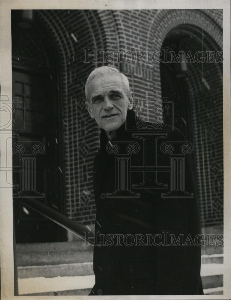 1971 Press Photo Msgr Thomas McCabe At St Evangelist Church In Winthrop - Historic Images