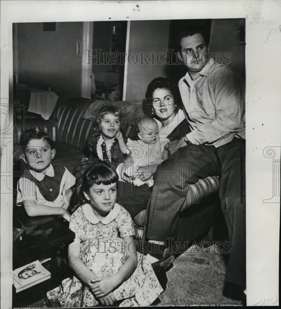 1959 Press Photo Possible Radiation Poisoning Victim Fred Webb With Family - Historic Images