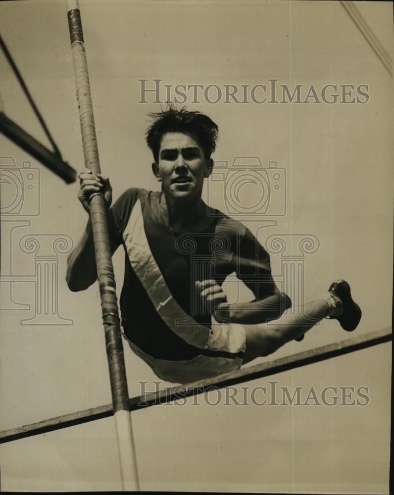 1949 Press Photo Howey Crosby, Pole Vaulter - RSL94797 - Historic Images