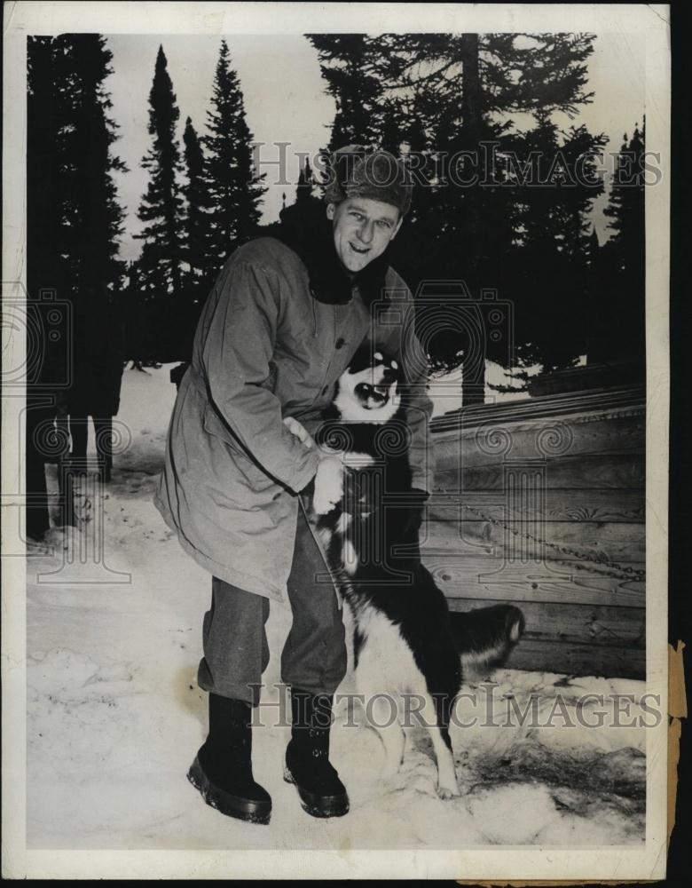 1975 Press Photo Dressed for Chilly weather Newsman Bob Considine International - Historic Images