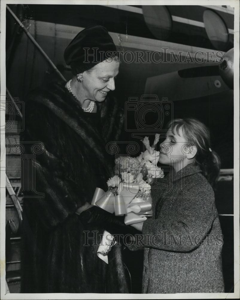 1961 Press Photo Eleanor Lambert, Fashion Authority & Lillian Ellington - Historic Images